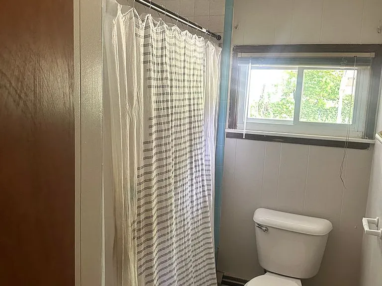 226 Roxbury Rd — Photo 10