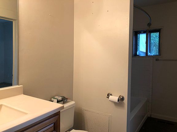 4th image of 606 Gill Ave #B