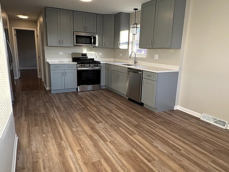512 Yates Ave — Photo 2