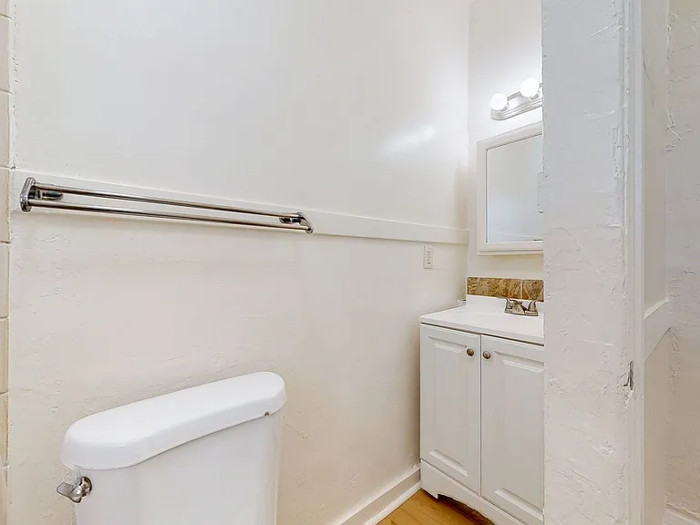 5452 Bancroft Ave — Photo 10