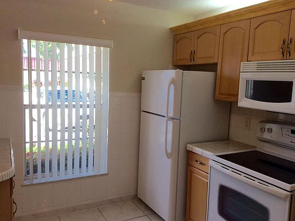3rd image of 708 Laconia Cir #708