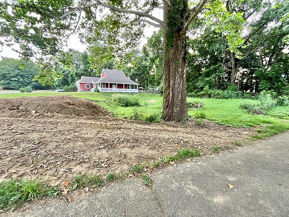 3rd image of 735 Boyd St