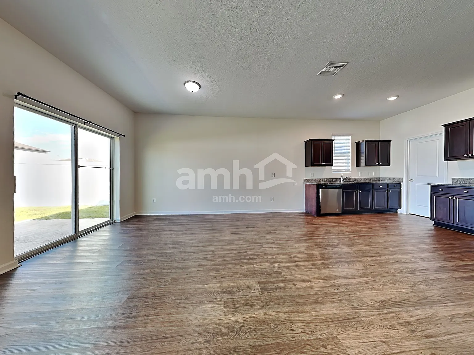 3 bed, 2.0 bath, 1641 sqft, $2,140 — Photo 4