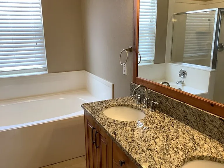 1054 Lincoln Ln — Photo 4
