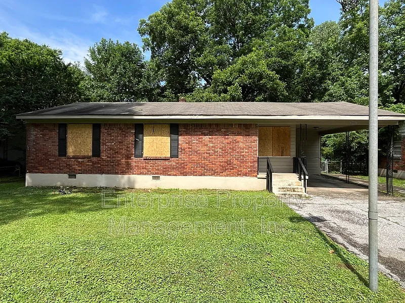 4 bed, 1.5 bath, 1499 sqft, $1,295 — Photo 1