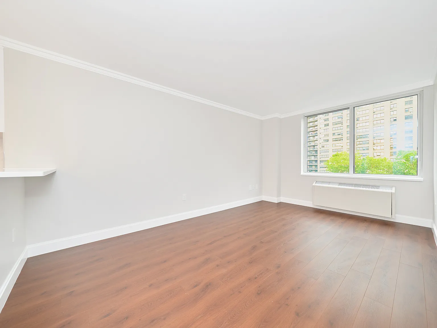 160 Riverside Boulevard — Photo 2