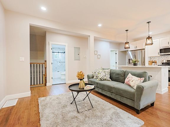 4th image of 11 Watson St #1