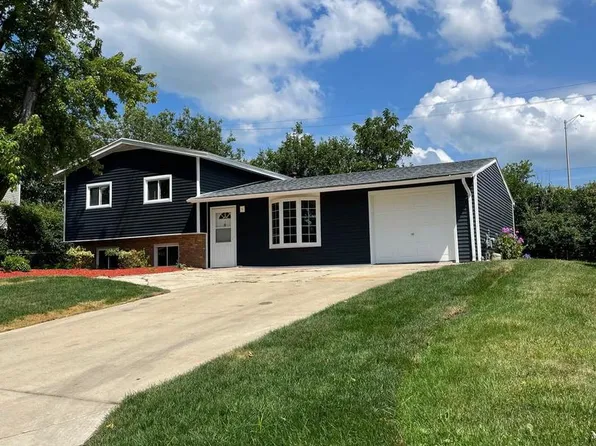 573 Redwood Rd, Bolingbrook, IL 60440