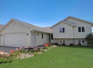 3199 Bookham Dr, Sun Prairie, WI 53590