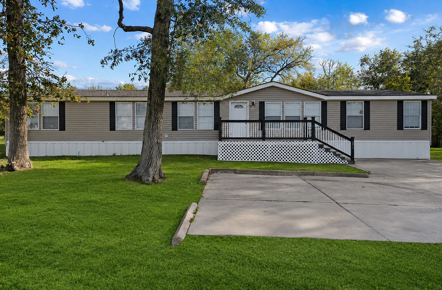 Fully Furnished 4BR/3BA Baytown Home Move-In Ready — Photo 2
