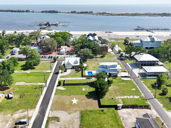 121 Sophie St, Biloxi, MS 39530