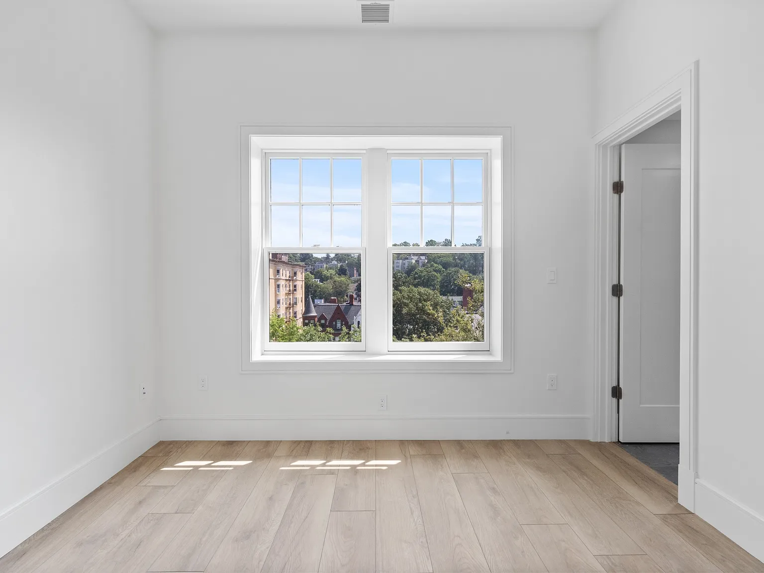 4 bed, $5,295 — Photo 4