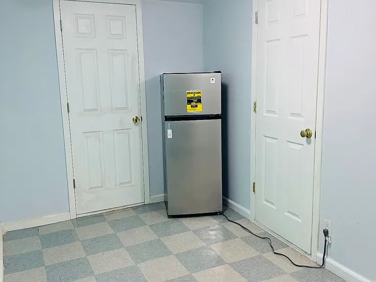 64 Thorne Ave — Photo 3