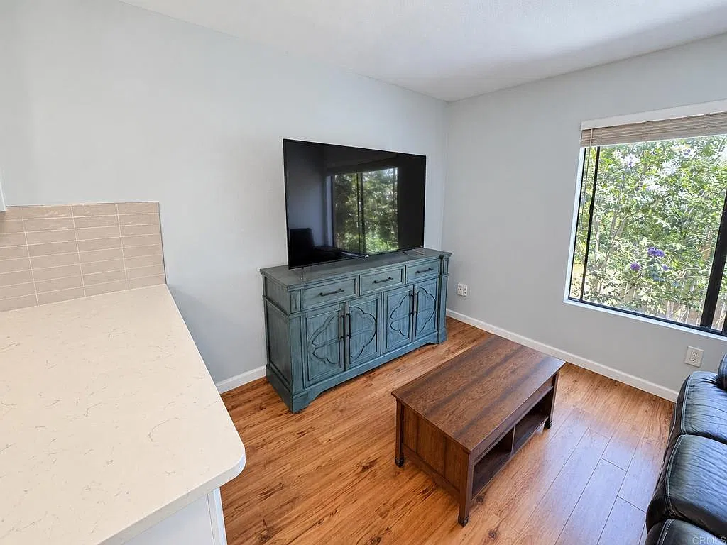 1 bed, 378 sqft, $2,000 — Photo 3