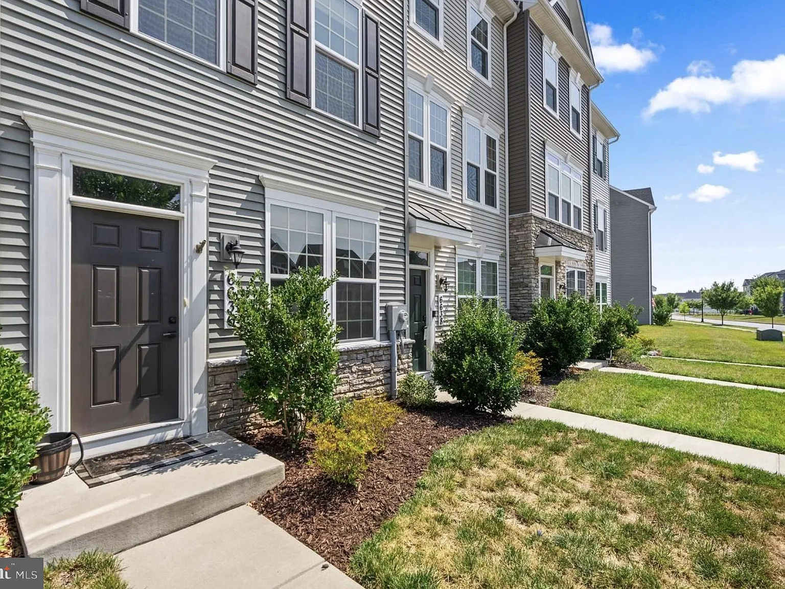 2 bed, 2.5 bath, 1599 sqft, $2,900 — Photo 2