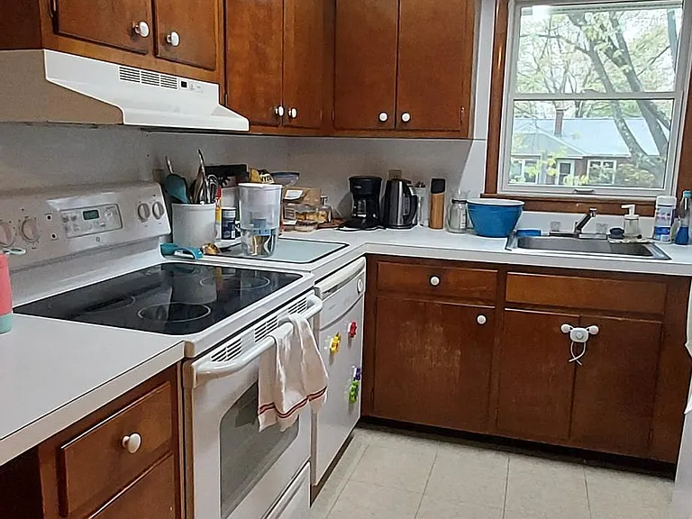 566 Clarence Ave — Photo 4
