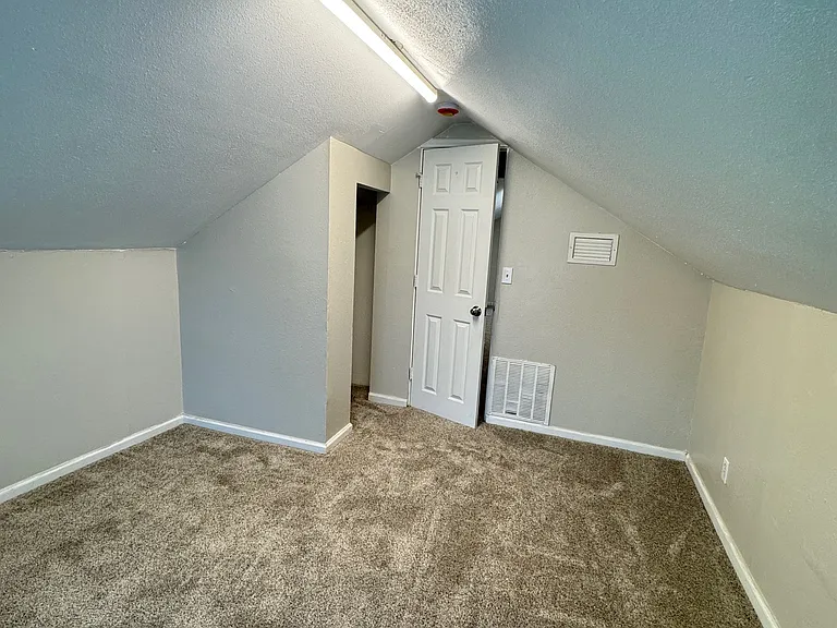 4262 Greenwood Ave — Photo 9