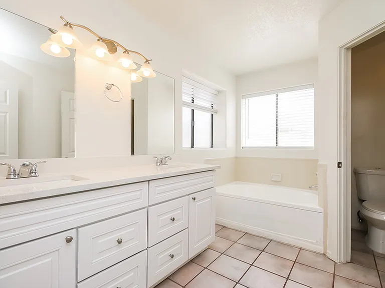 555 W Spur Ave — Photo 13