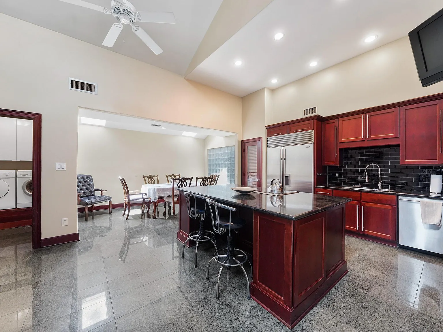 3 bed, 2.0 bath, 2438 sqft, $3,200 — Photo 4