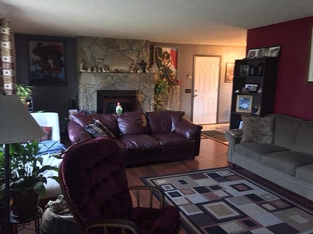 2nd image of 927 Pioneer Ave