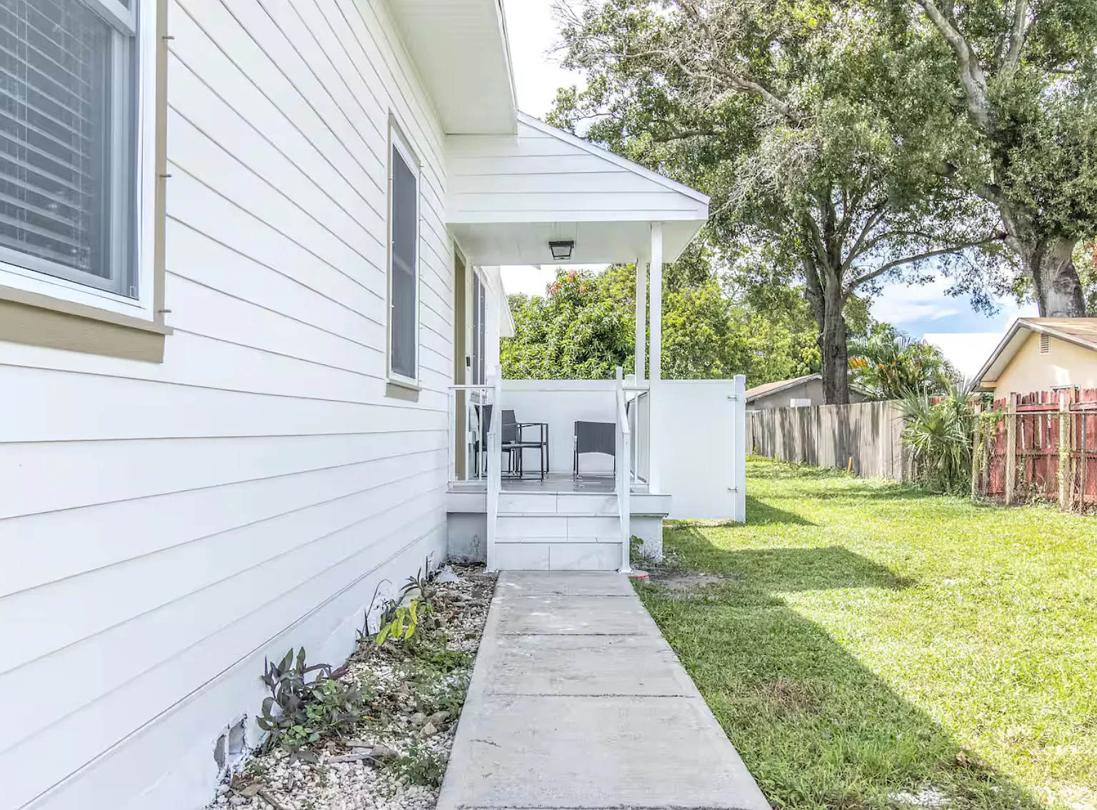 Stylish Furnished 2BR Home in Central Tampa Modern & Move-In Ready — Photo 3