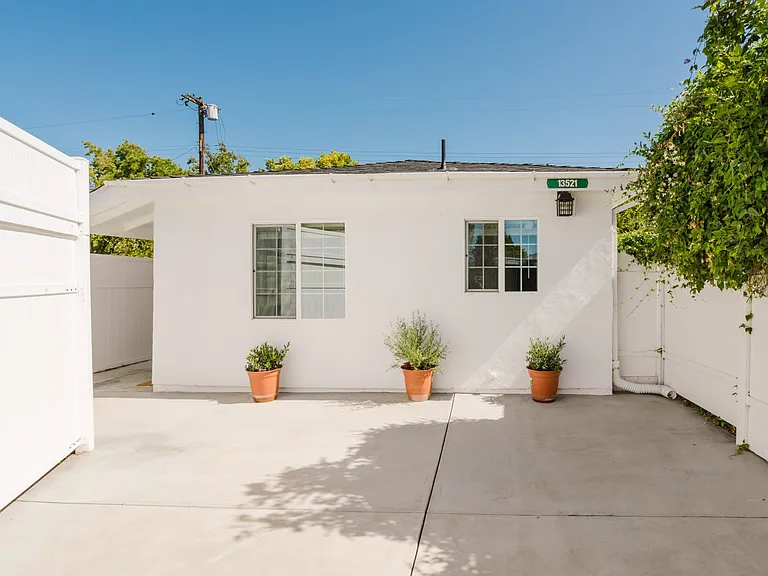 13521 Hamlin St — Photo 2
