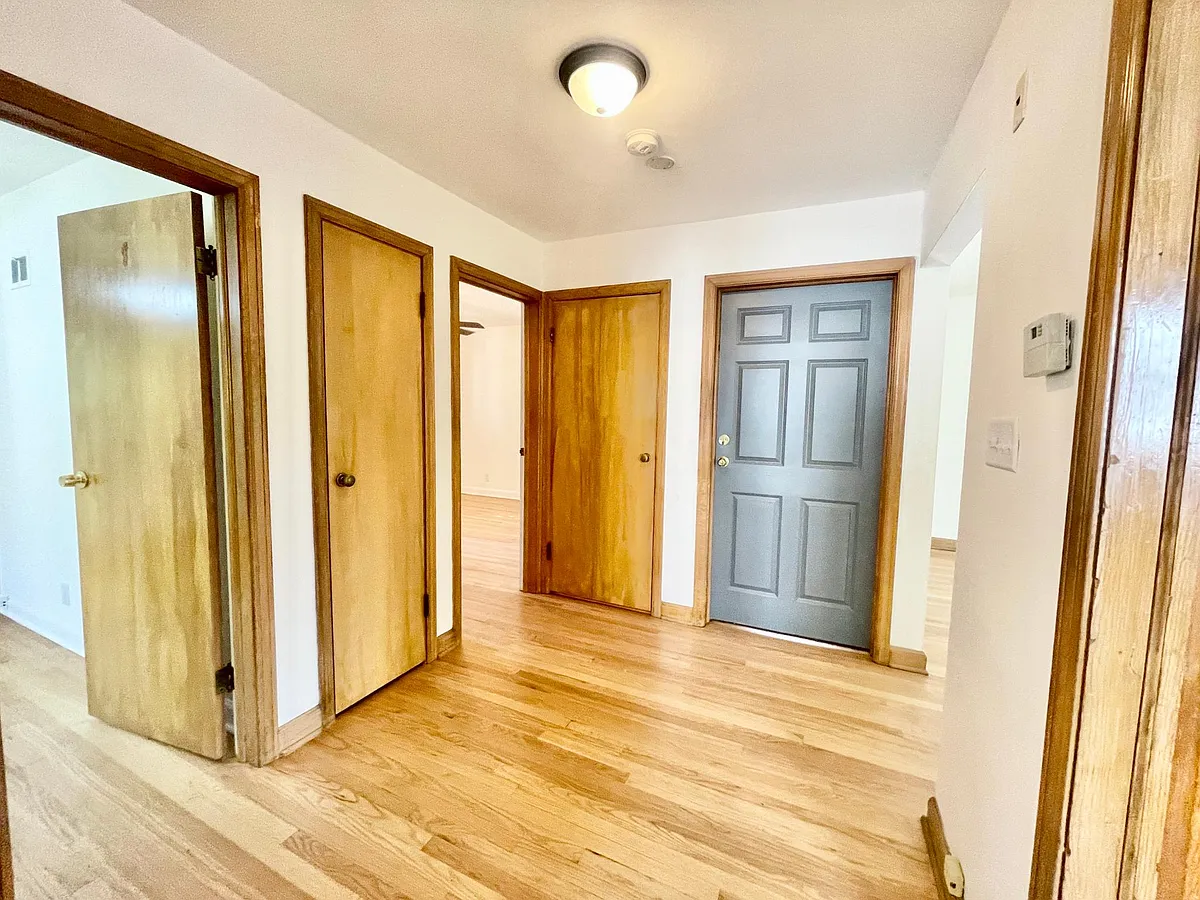 Entrance Foyer/Main Hall - 900 E Kensington Blvd
