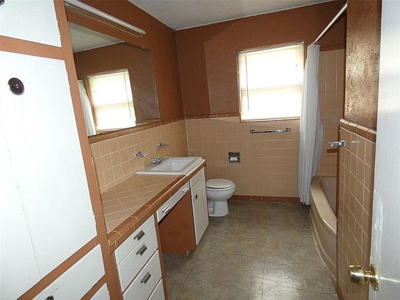 5th image of 858 Fannin St