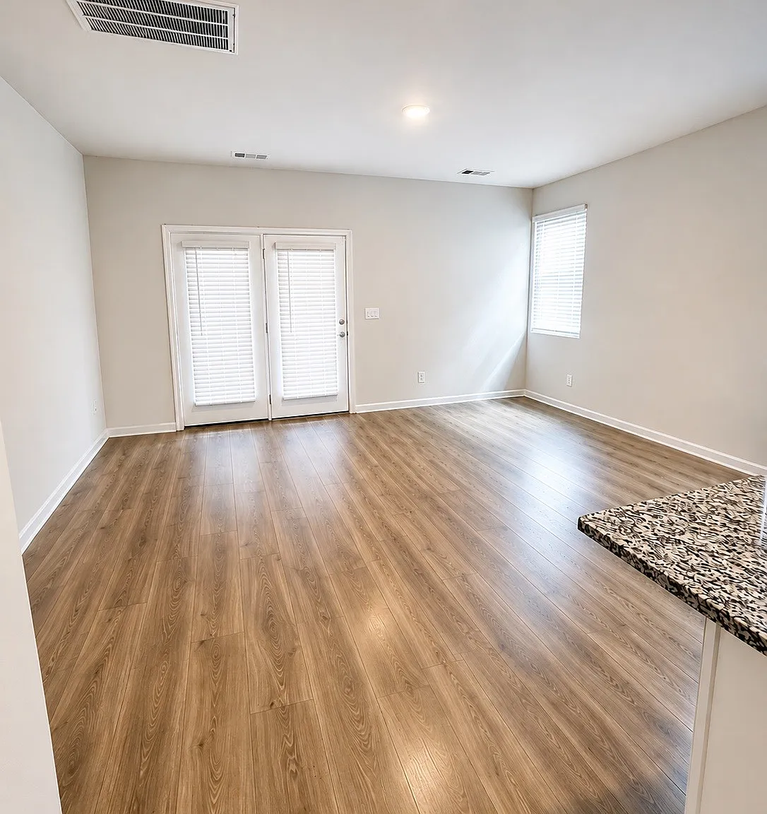3 bed, 2.5 bath, 1422 sqft, $2,000 — Photo 4