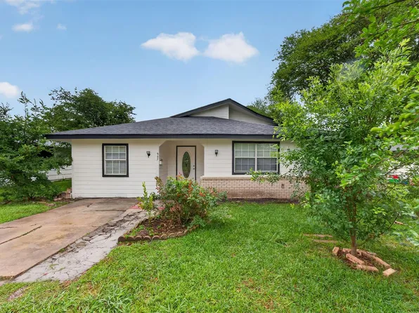 907 S 3rd St, La Porte, TX 77571