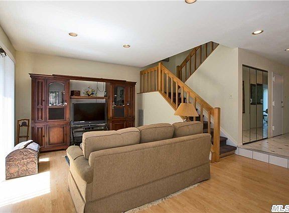 2nd image of 13 Kristin Ln