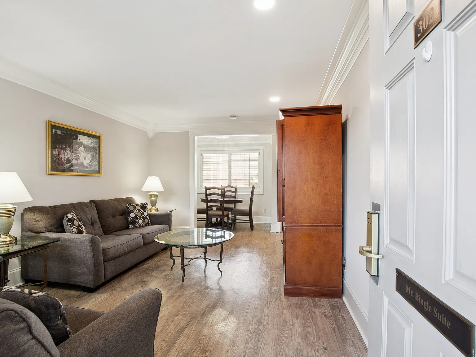 La Plaza Apartments — Photo 4