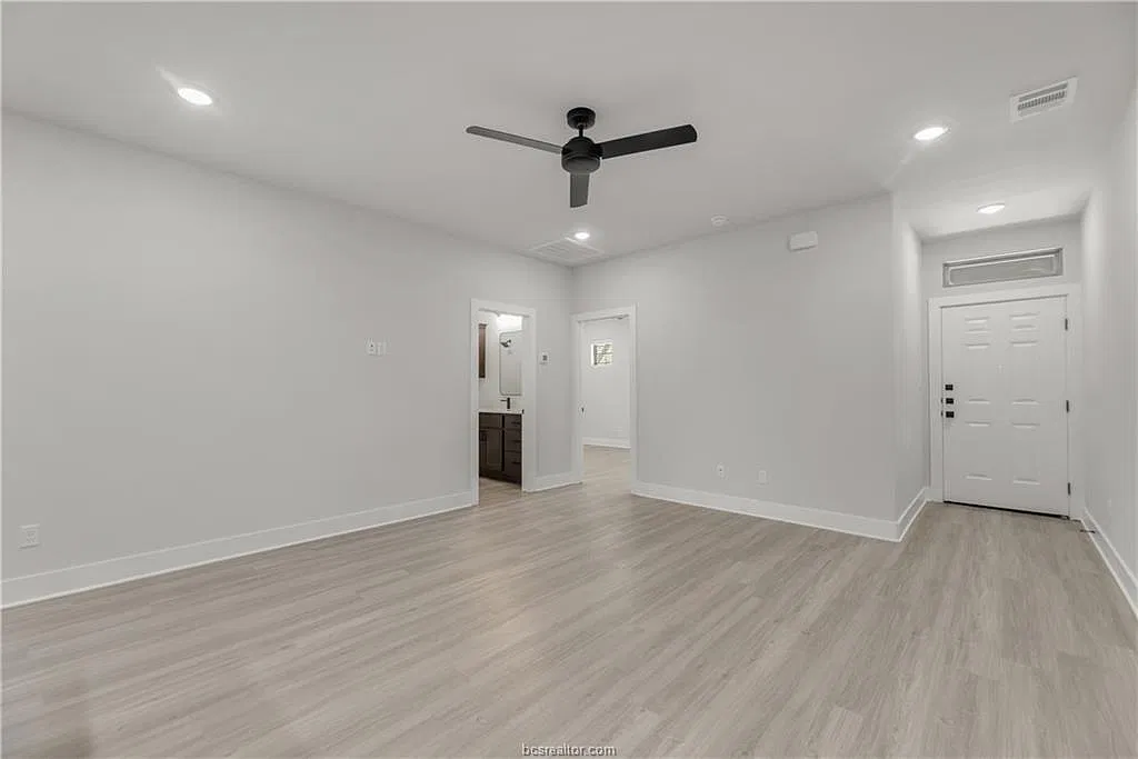 3 bed, 1250 sqft, $2,700 — Photo 3