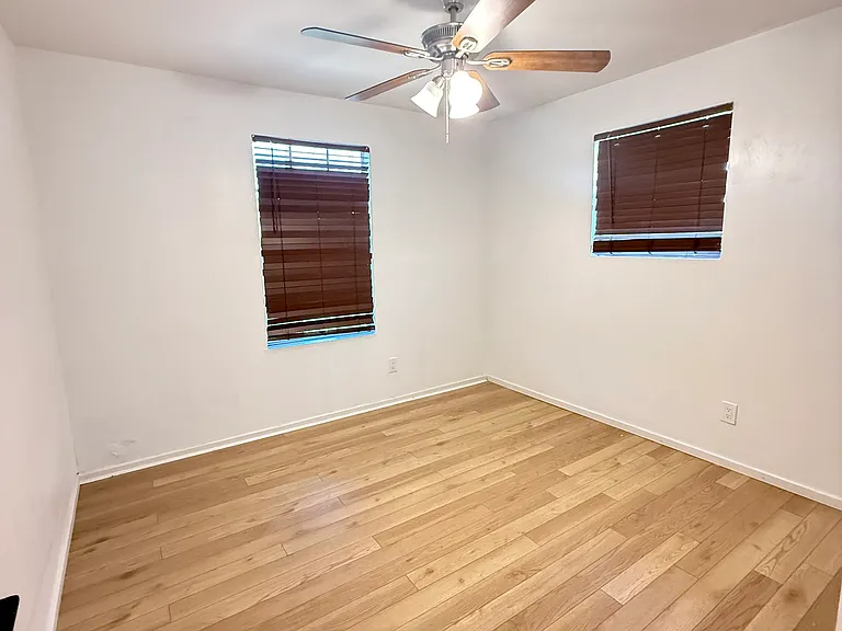320 SE 26th Ter — Photo 17