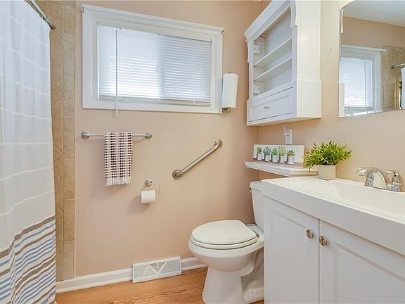5th image of 302 NE Orchard Dr