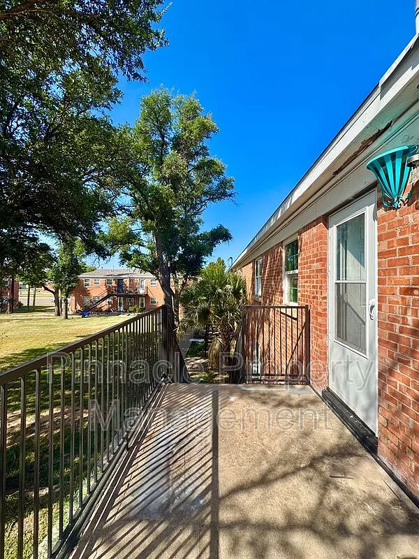 2 bed, 1.0 bath, 800 sqft, $850 — Photo 1