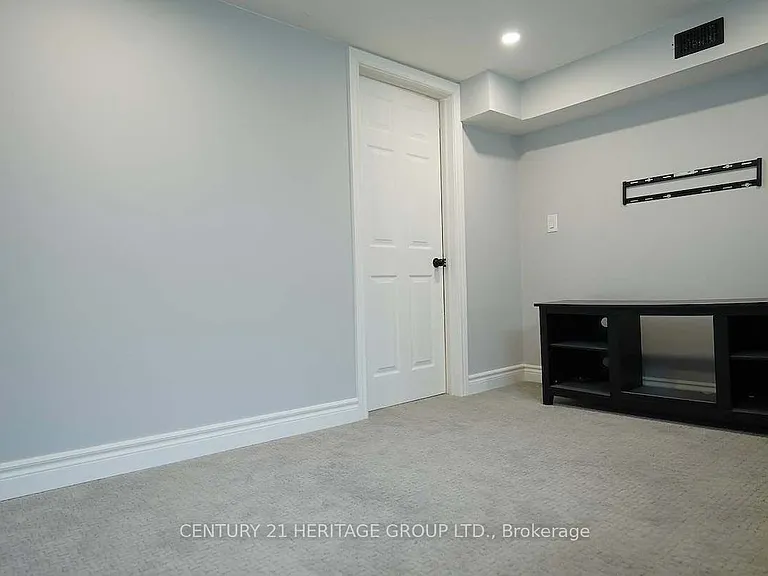 328 Moore Park Ave #LOWER — Photo 8