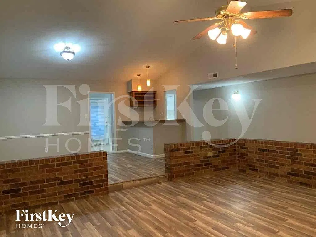 3 bed, 2.0 bath, 1945 sqft, $2,535 — Photo 2