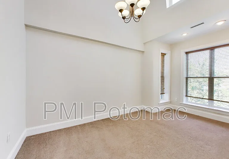 1952 Calvert St NW #4 — Photo 10