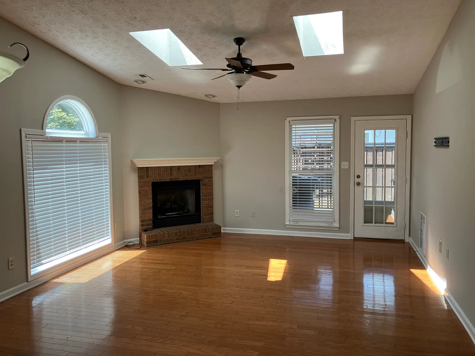 2 bed, 1244 sqft, $1,895 — Photo 2