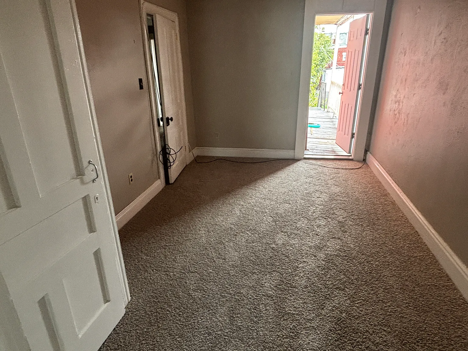 3 bed, 1000 sqft, $975 — Photo 4