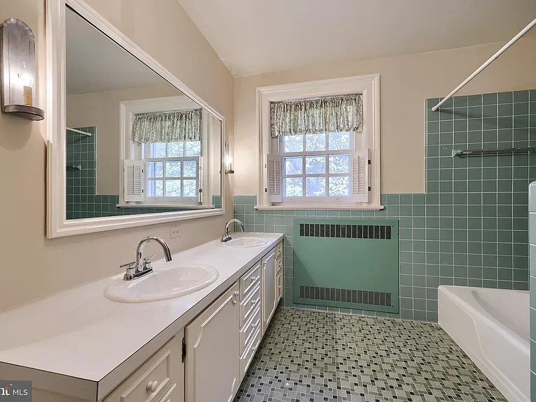 226 E Caracas Ave — Photo 43