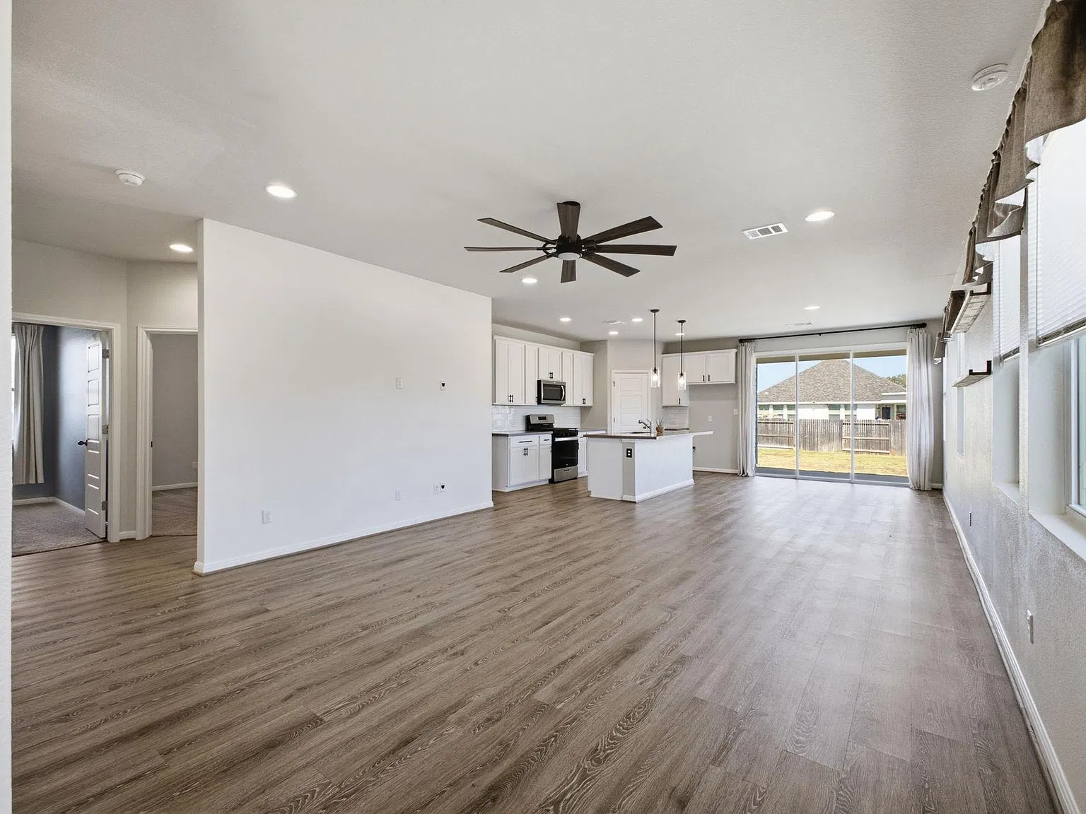 3 bed, 2.0 bath, 1821 sqft, $2,100 — Photo 4