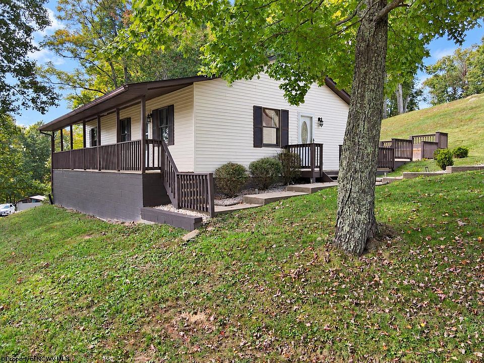 10th image of 13 Silver Maple Ln