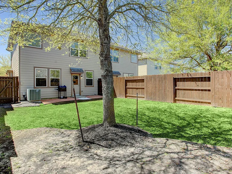 6423 Calgary Woods Ln — Photo 24