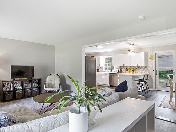 5th image of 4643 Andrea Ln