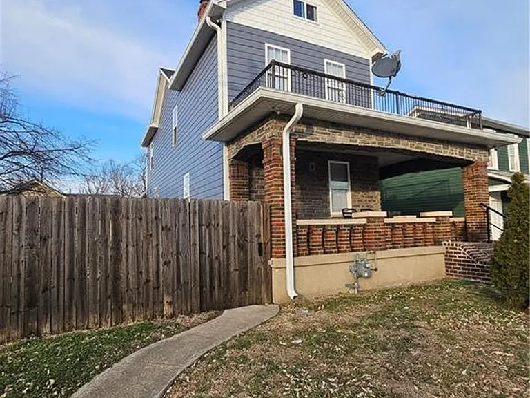 925 Xenia Ave — Photo 2