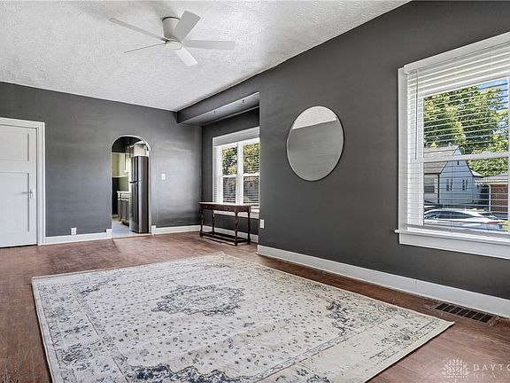 5th image of 300 Burleigh Ave