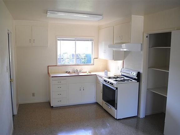 3rd image of 2517 Delano Ave