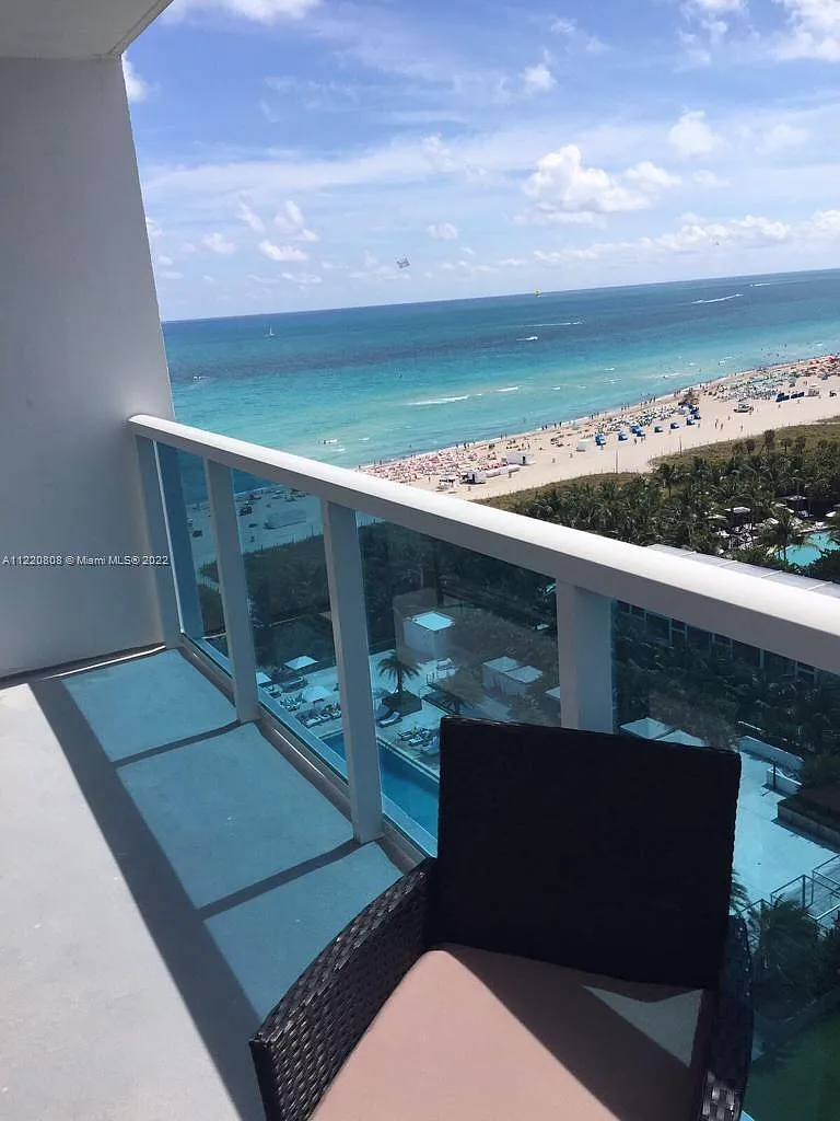 Roney Palace Condo — Photo 1
